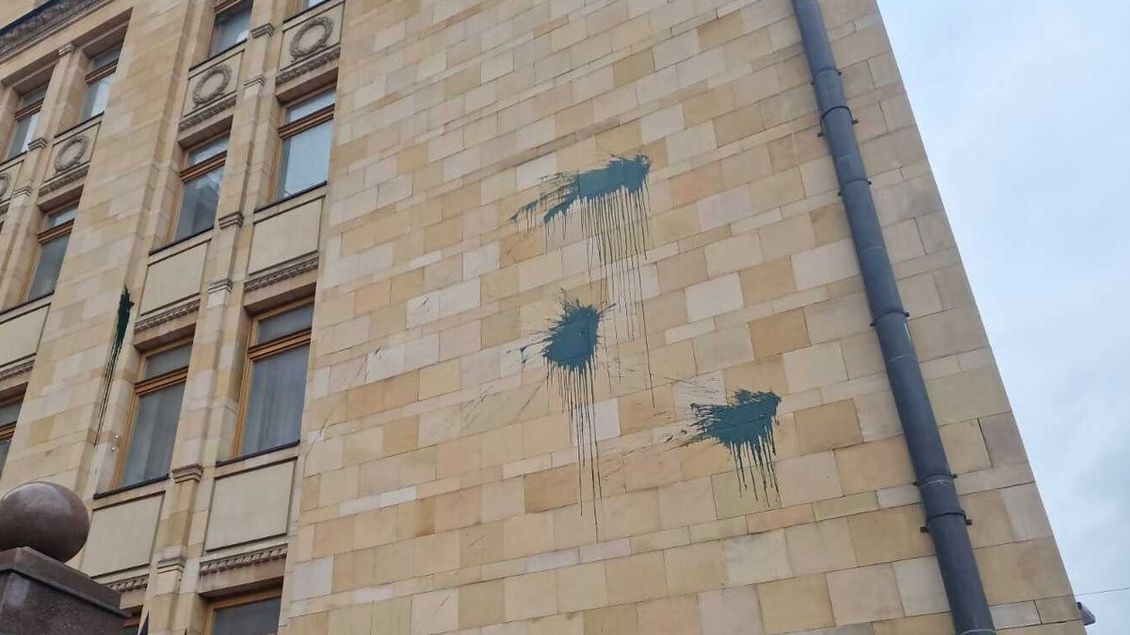 Vulgární nápisy a malůvky. Česká ambasáda v Moskvě se stala terčem vandalů - Novinky